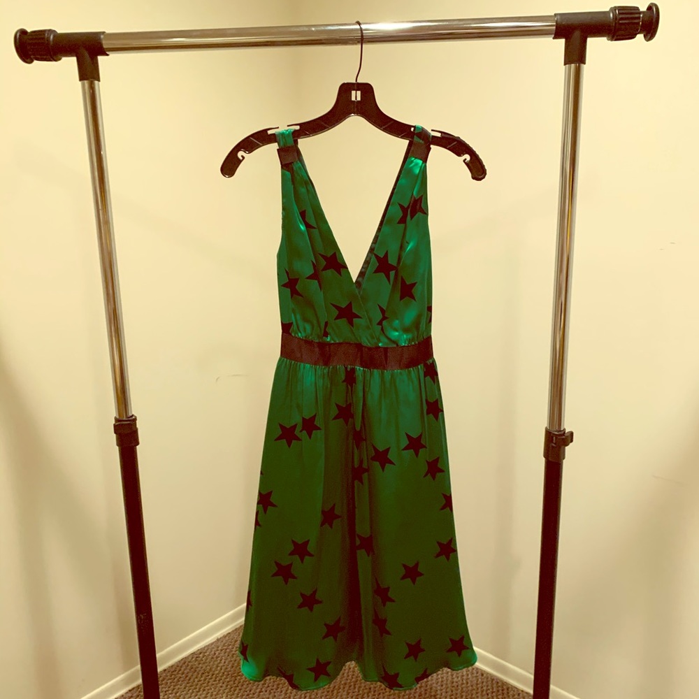 Beautiful star print dress w/ black waist detail.